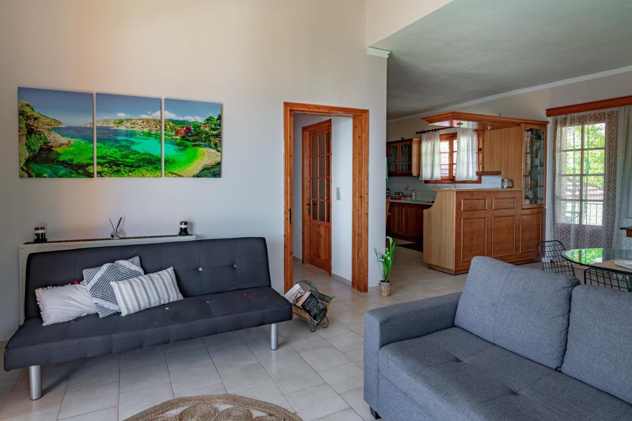 Golden Flower'S Apartment Порос Екстер'єр фото