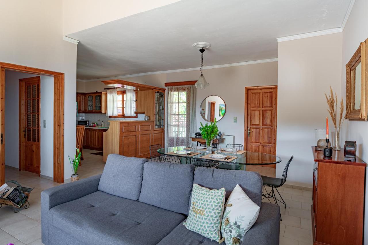 Golden Flower'S Apartment Порос Екстер'єр фото