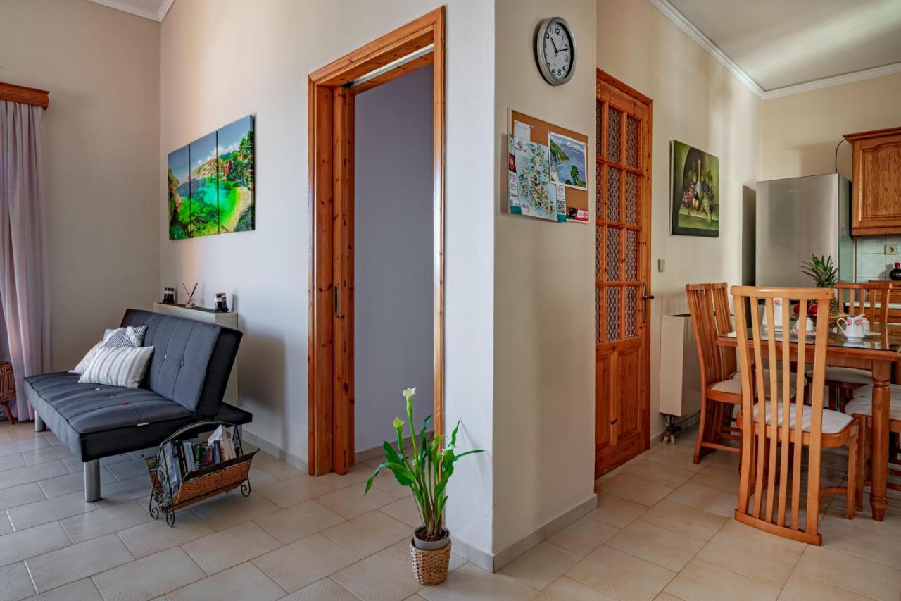 Golden Flower'S Apartment Порос Екстер'єр фото
