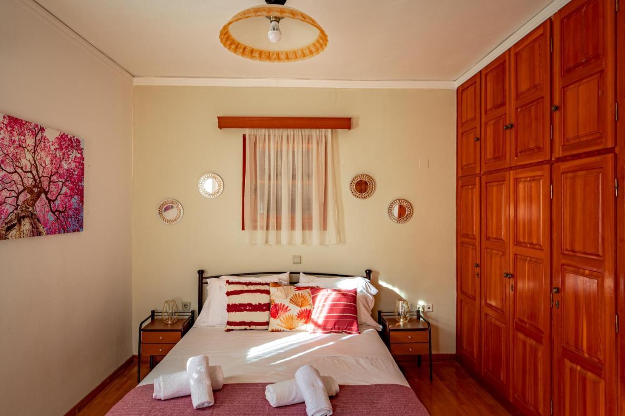 Golden Flower'S Apartment Порос Екстер'єр фото