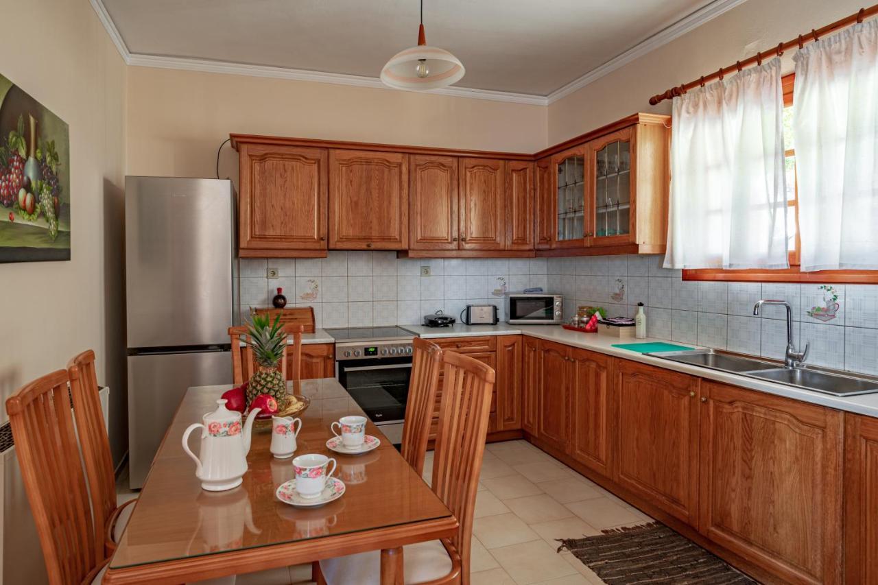 Golden Flower'S Apartment Порос Екстер'єр фото