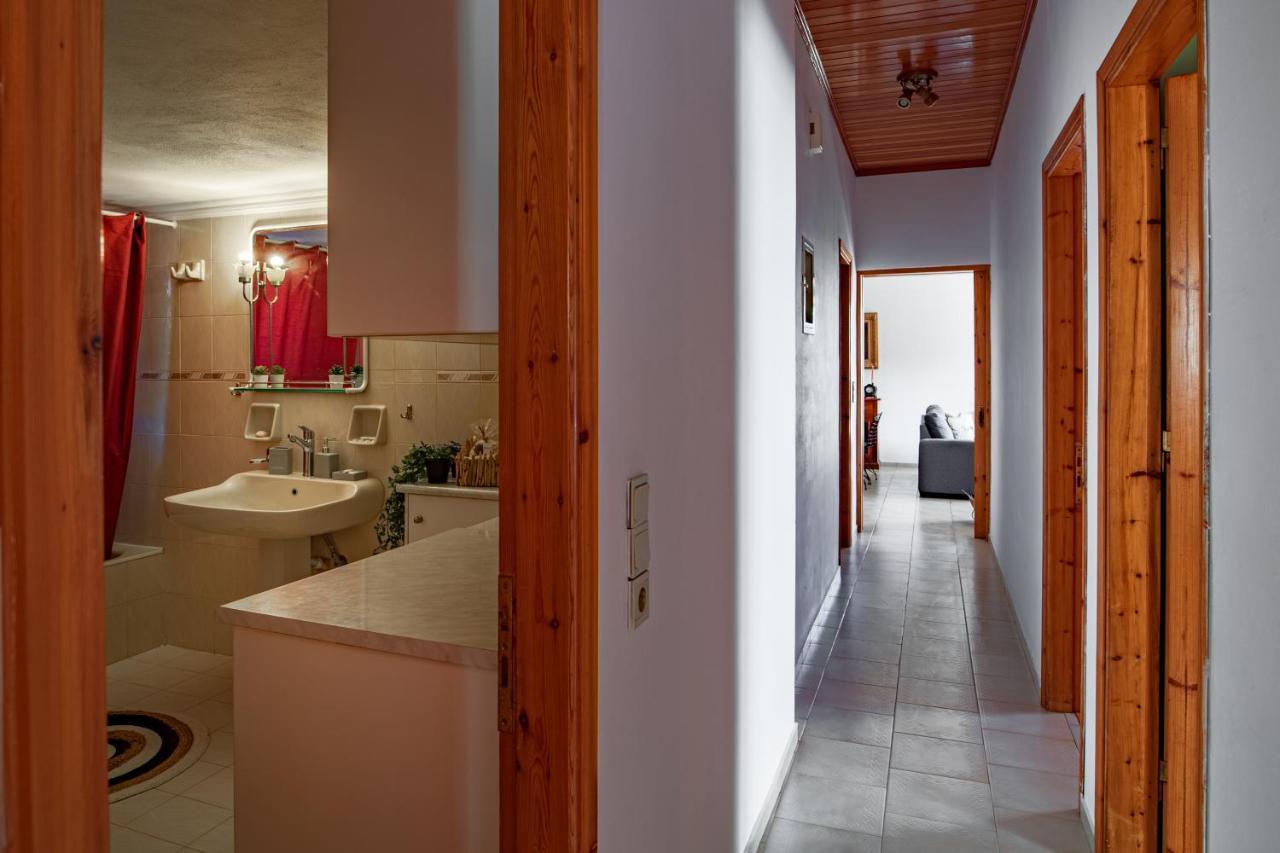 Golden Flower'S Apartment Порос Екстер'єр фото