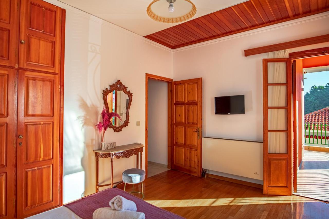 Golden Flower'S Apartment Порос Екстер'єр фото