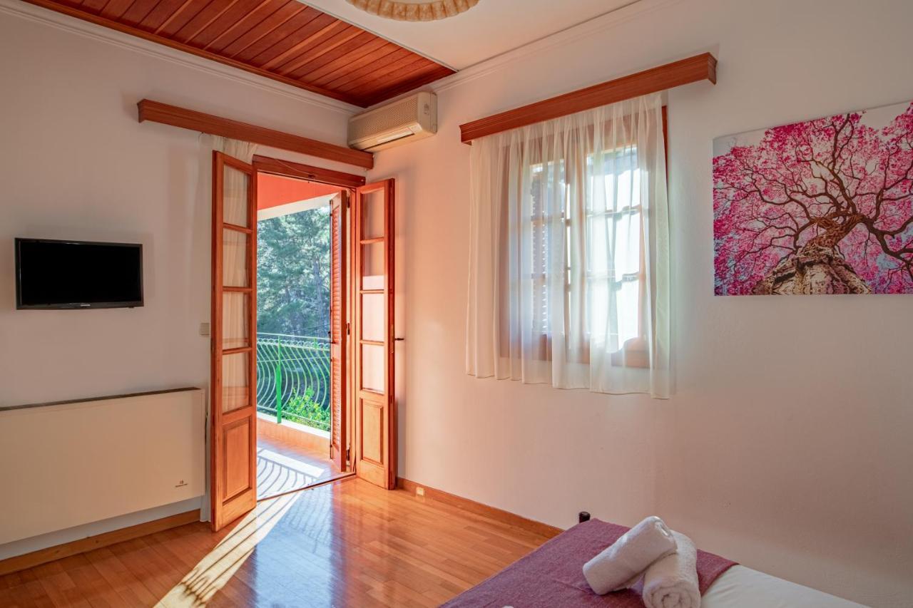 Golden Flower'S Apartment Порос Екстер'єр фото