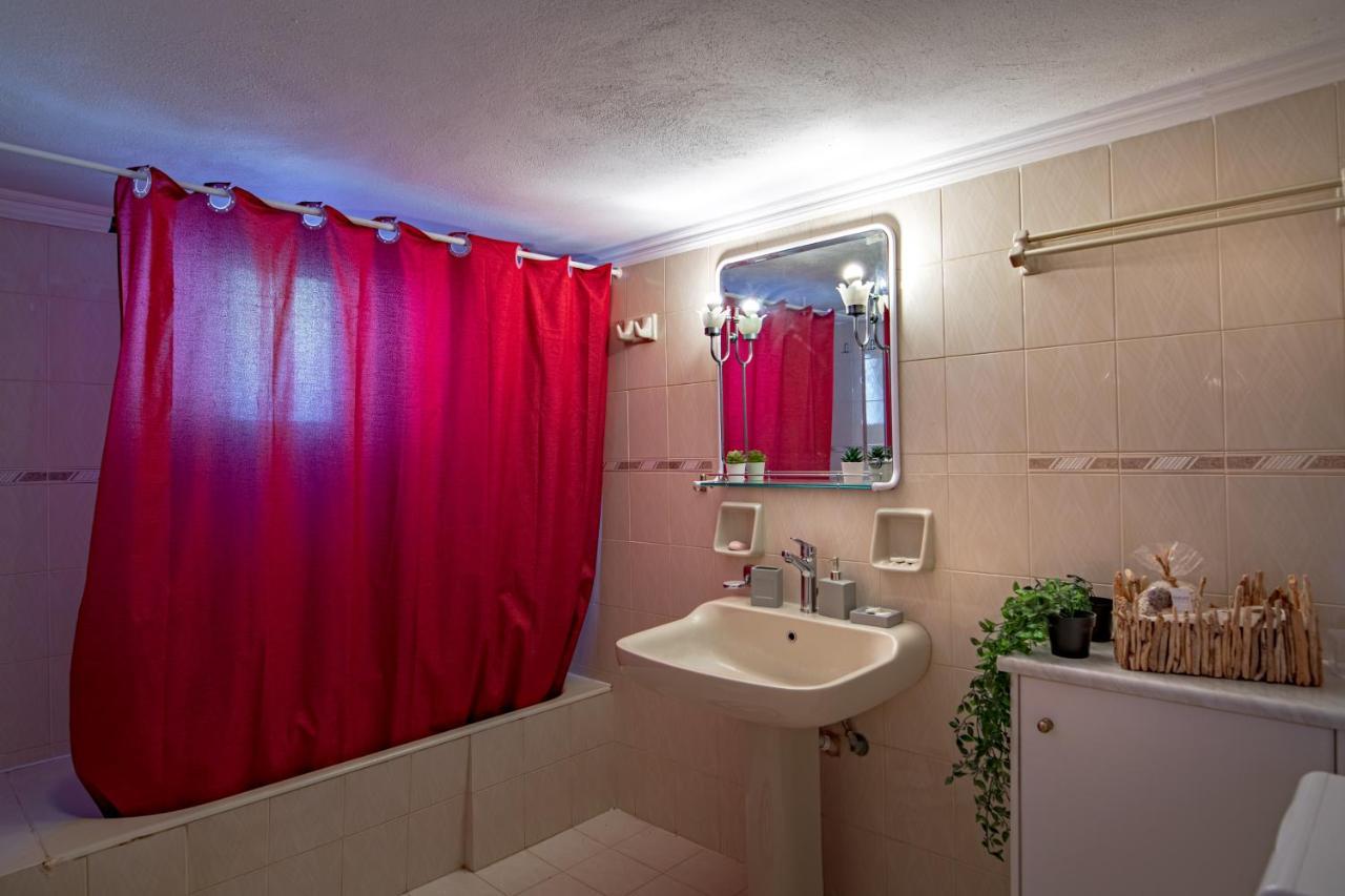 Golden Flower'S Apartment Порос Екстер'єр фото