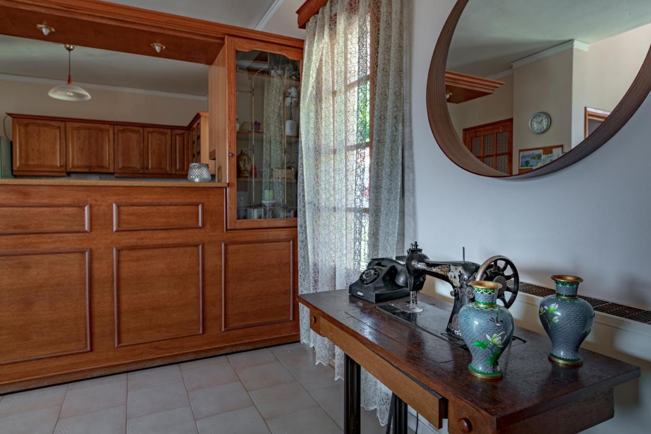 Golden Flower'S Apartment Порос Екстер'єр фото