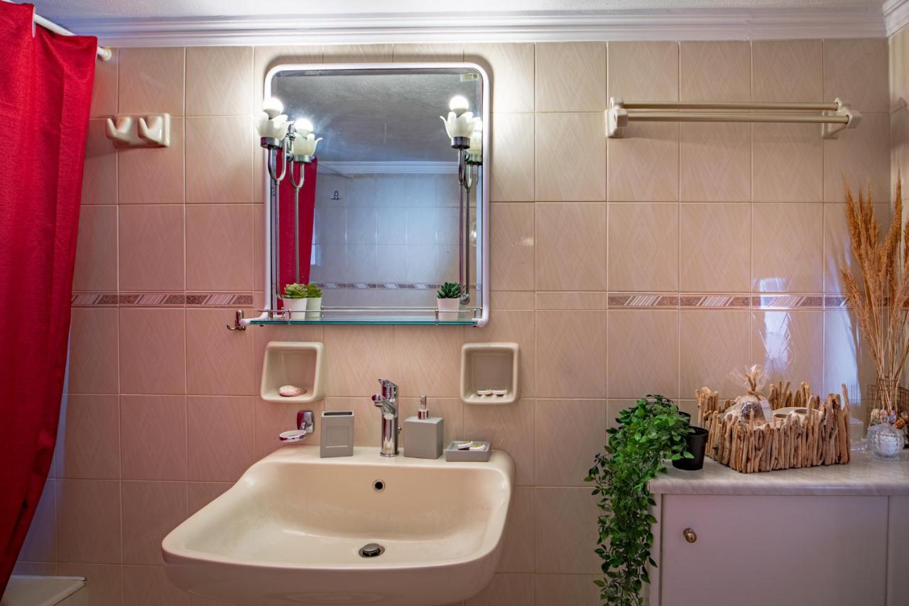 Golden Flower'S Apartment Порос Екстер'єр фото